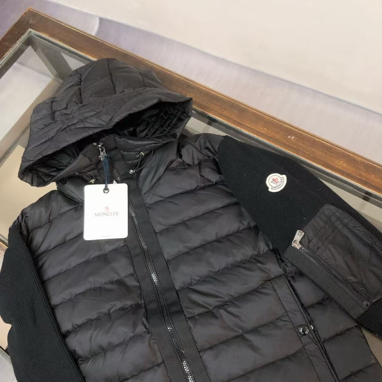 Moncler acolchoado com capuz e malha