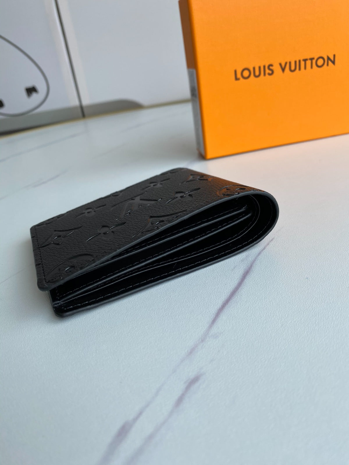 Carteira em pele LV
