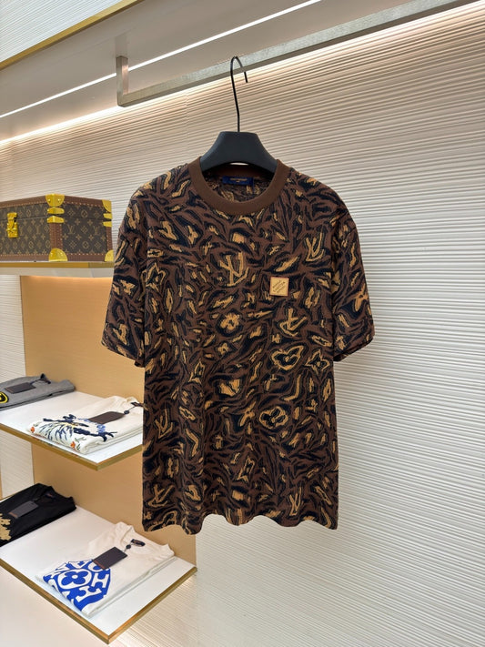Camisola manga curta LV Louis Vuitton Déposée estampado leopardo e monograma