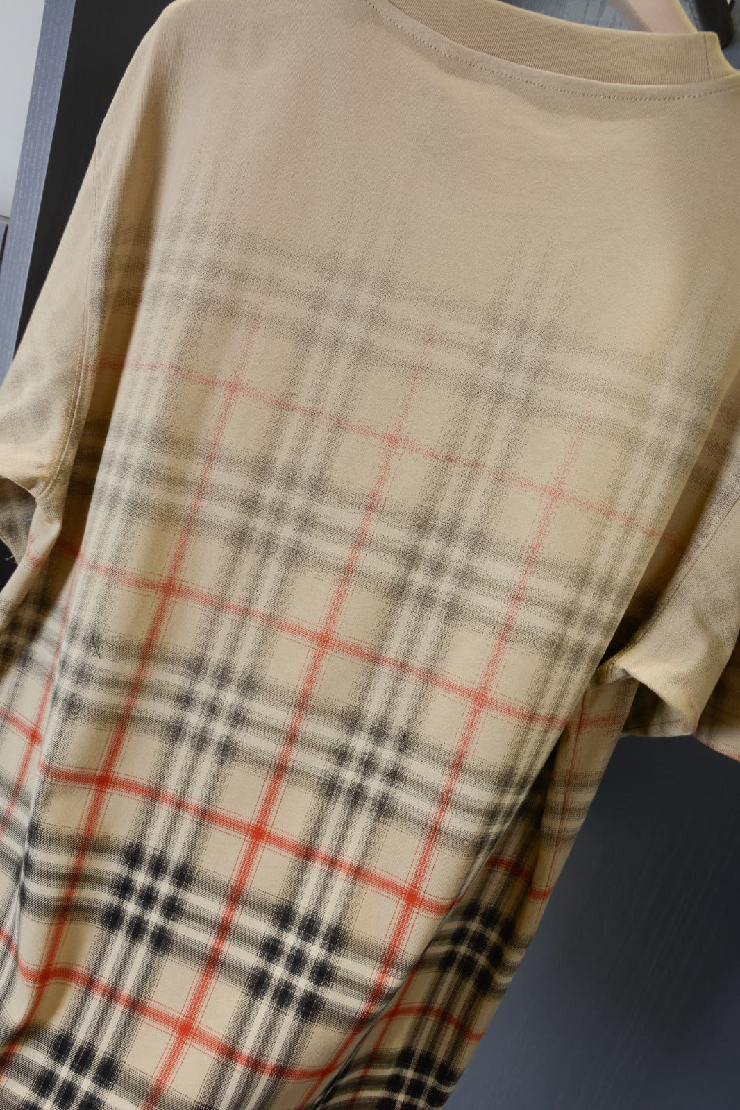 T-shirt Burberry modelo EKD Ombré fade monograma