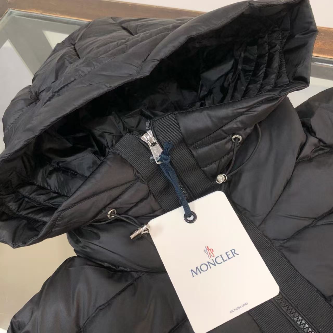 Moncler acolchoado com capuz e malha