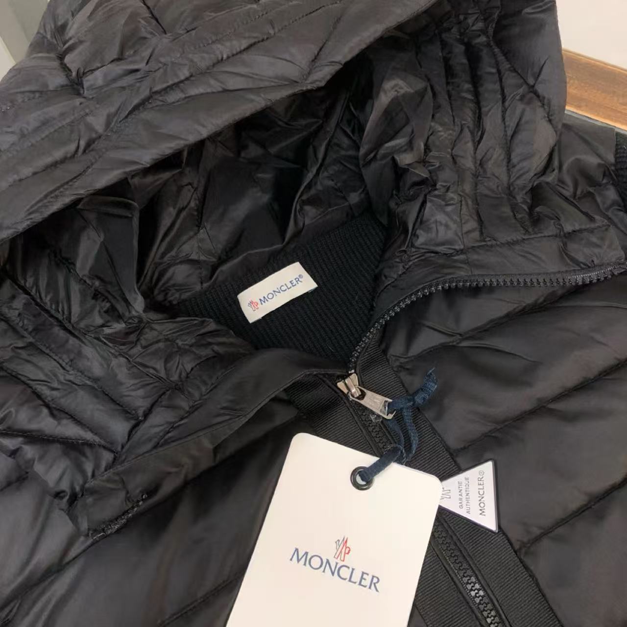 Moncler acolchoado com capuz e malha
